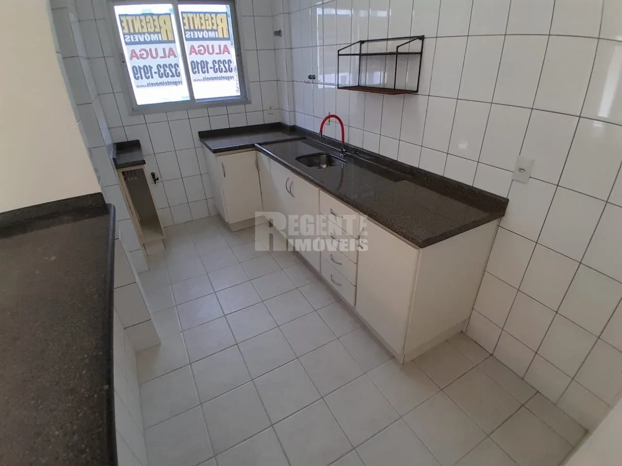 Apartamento de 2 quartos com cozinha americana e sacada