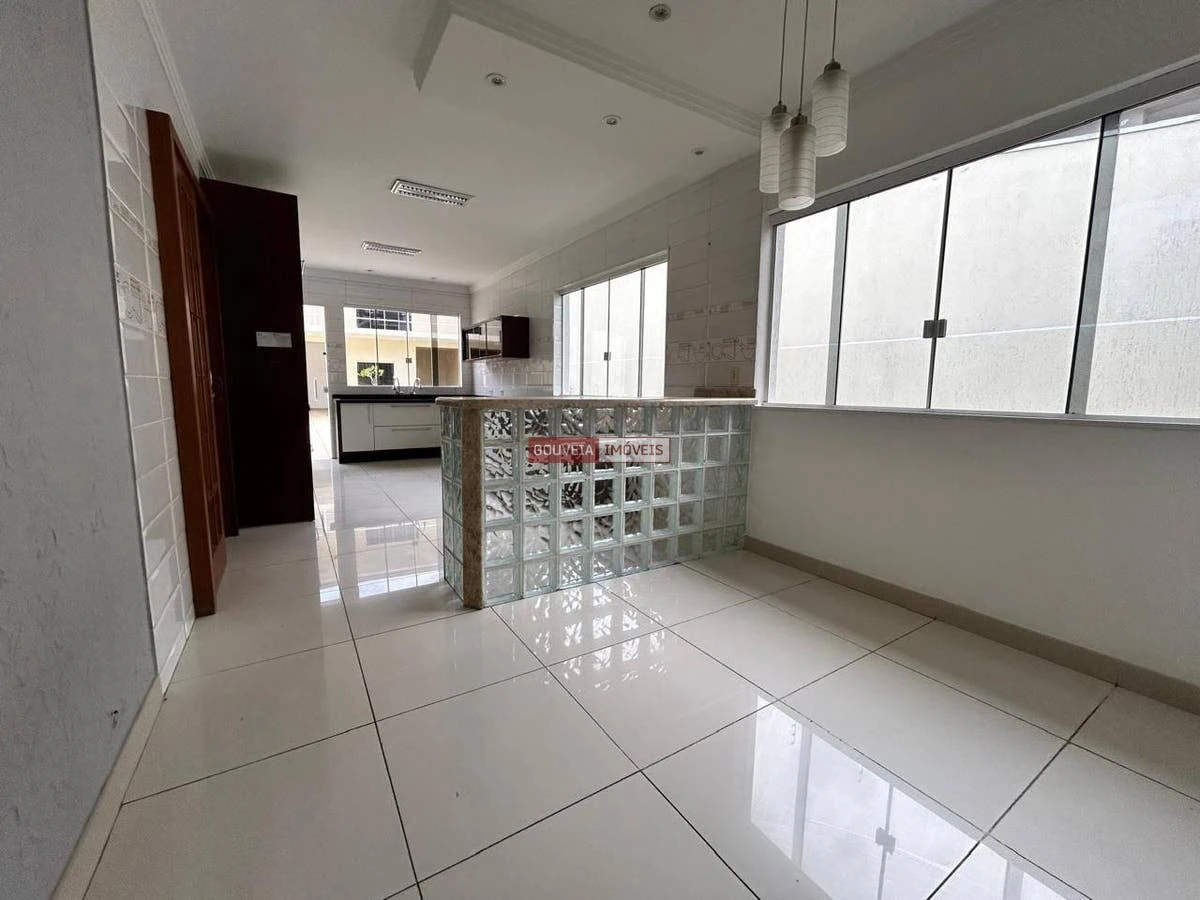 3-bedroom house with a bathtub in Curitiba — photo 15