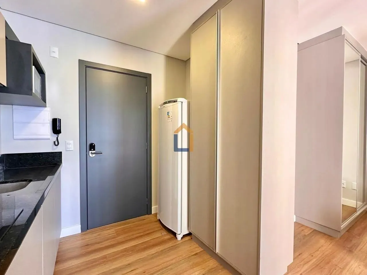 Furnished 26 m² apartment with a glass shower box — photo 5