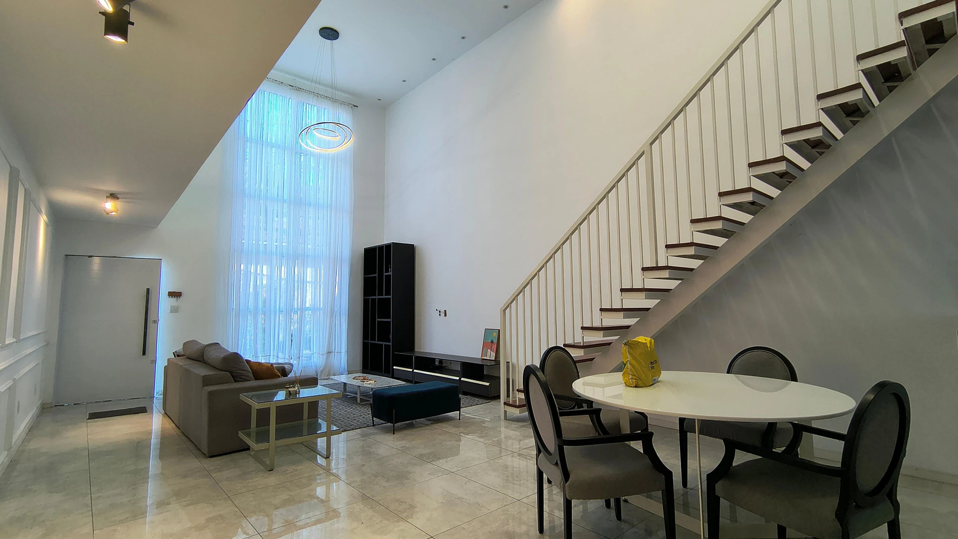 Casa mobiliada com 3 quartos, jardim e cozinha integrada