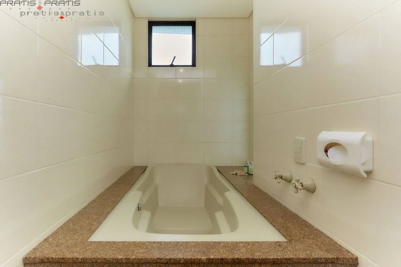 Bathtub in a 3-bedroom apartment, 131 m² — photo 11