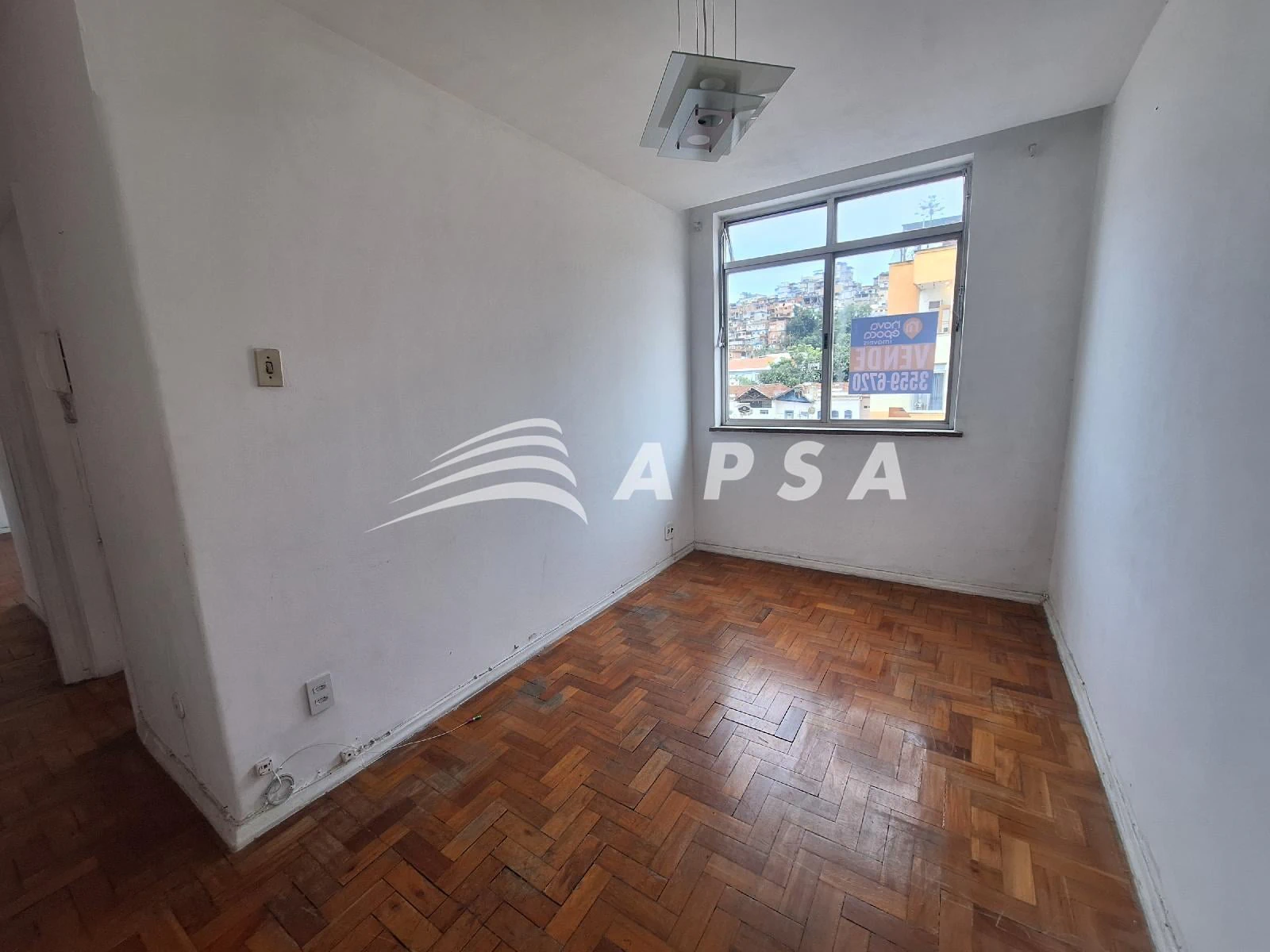 Wood or laminate floors in a one-bedroom apartment, 47 m² — photo 7