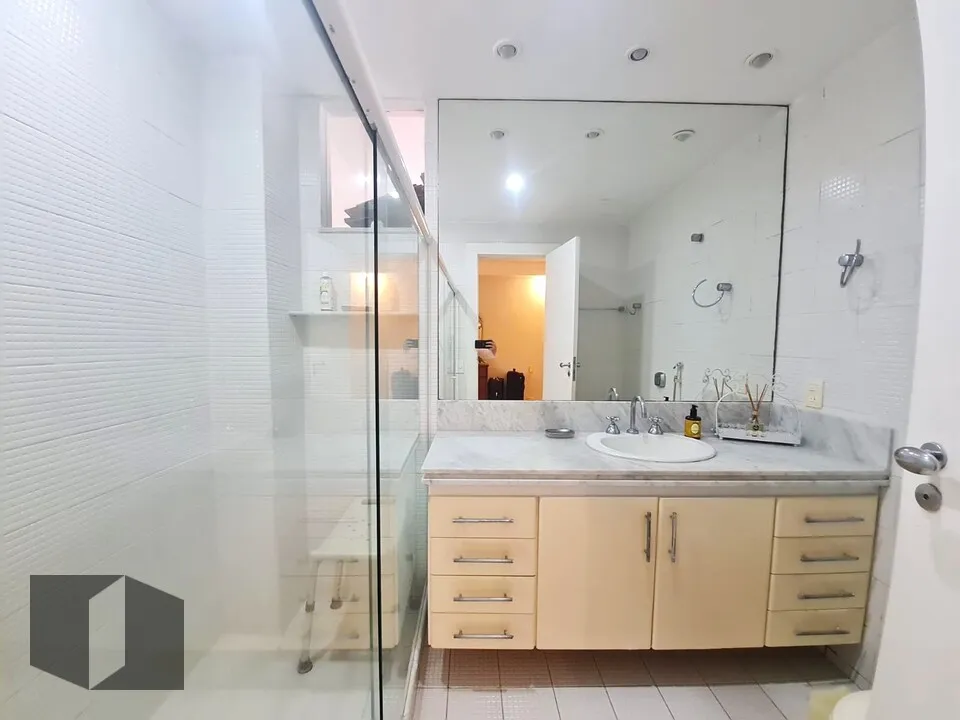 Unfurnished house with 5 bedrooms and 5 bathrooms — photo 17