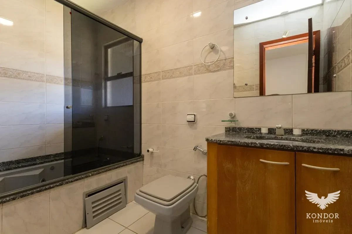 Walk-in closet in a 3-bedroom house, 184 m² — photo 30