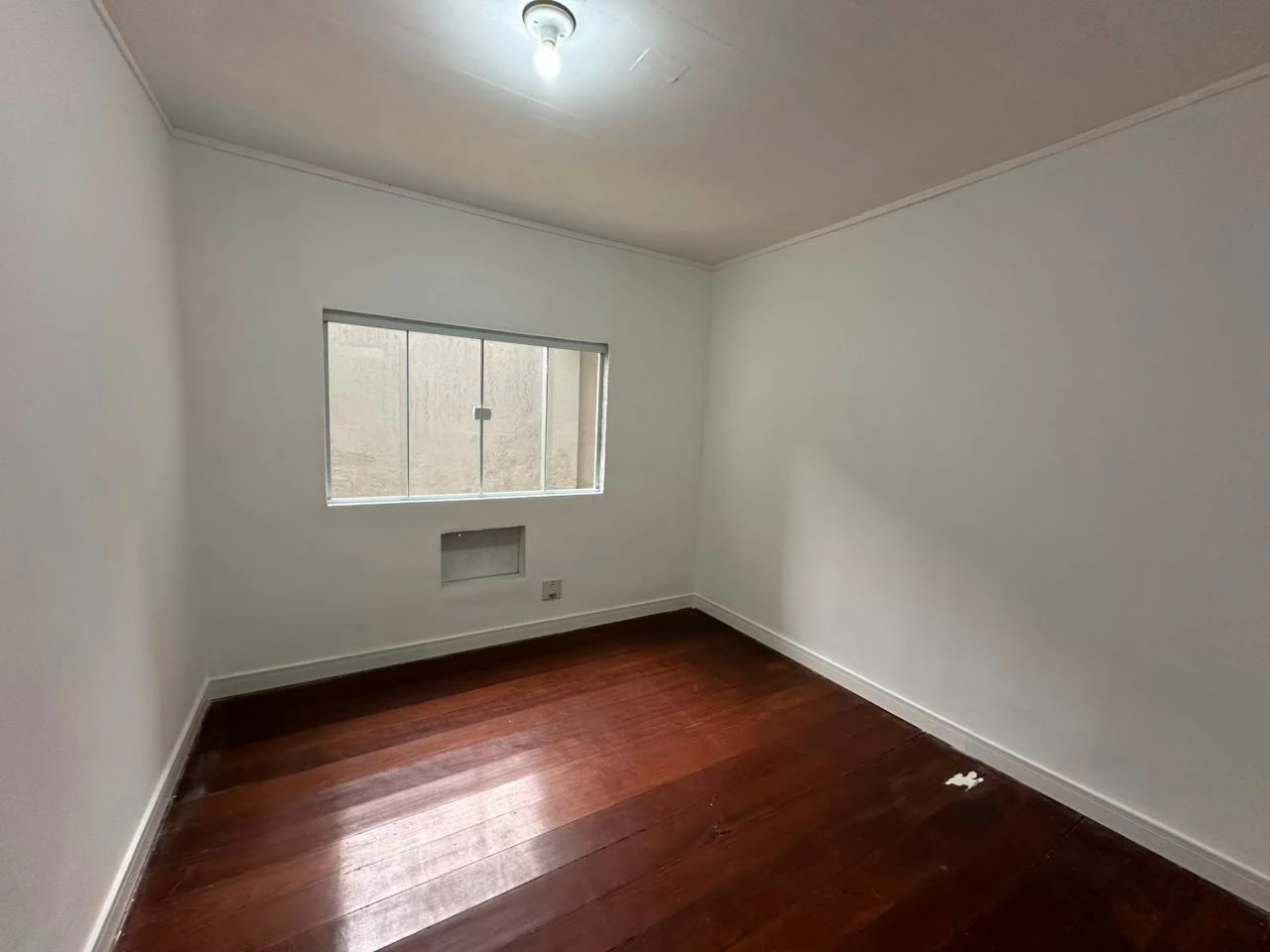 Wood or laminate floors in a 3-bedroom apartment, 90 m² — photo 3