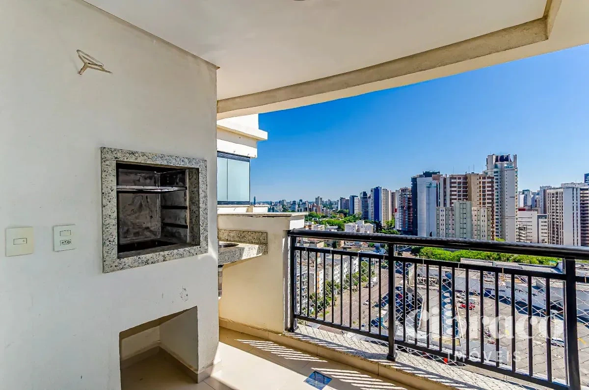 Balcony with a grill in a 2-bedroom apartment, 71 m² — photo 3