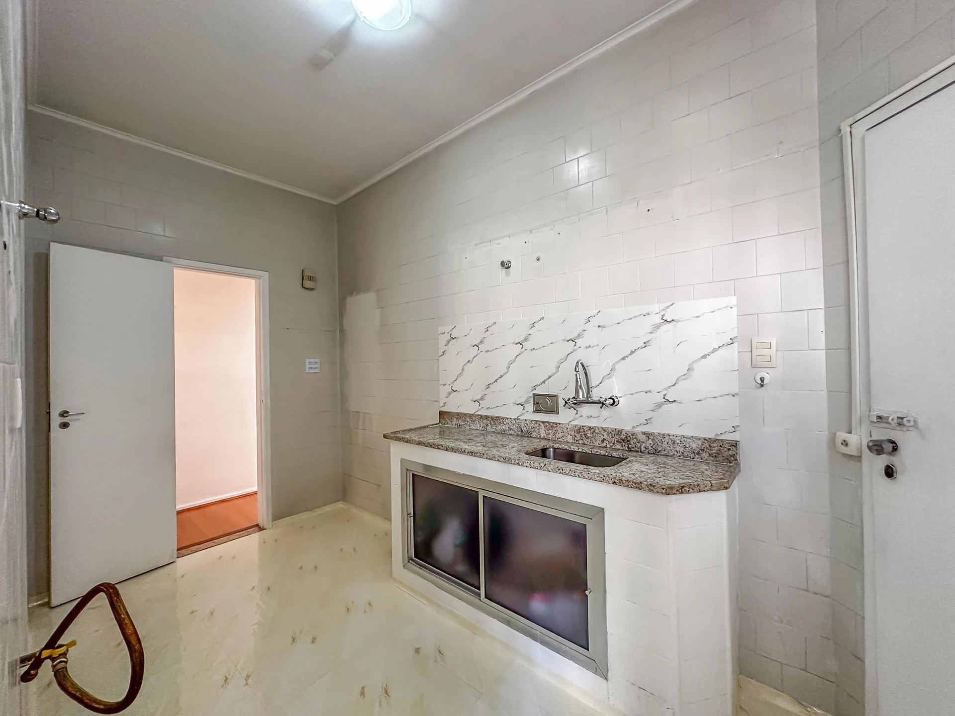 Apartment with 3 bedrooms and 2 bathrooms — photo 2