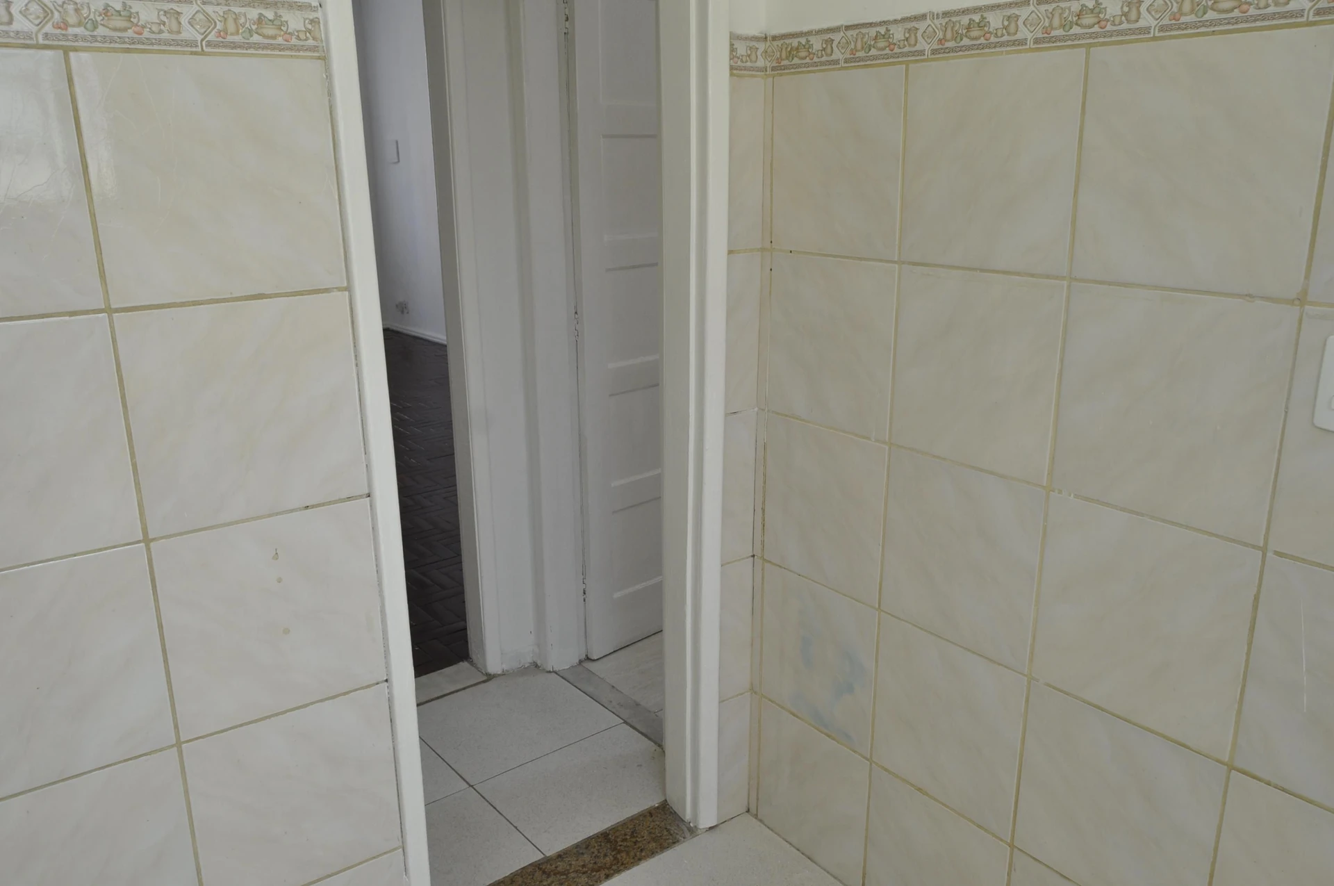 Wood or laminate floors in a 2-bedroom apartment, 85 m² — photo 27