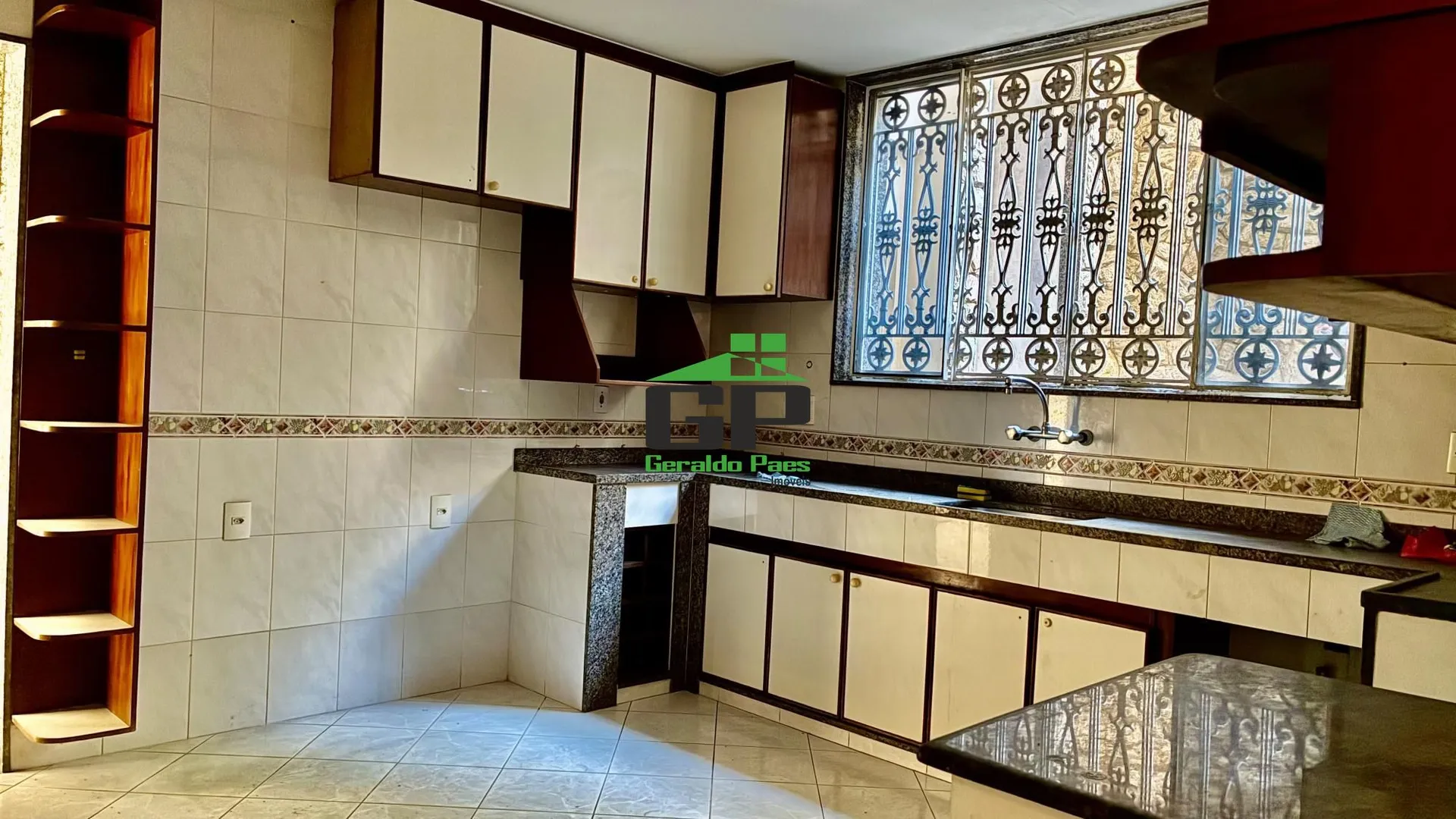 House with 4 bedrooms and 4 bathrooms, separate kitchen — photo 34