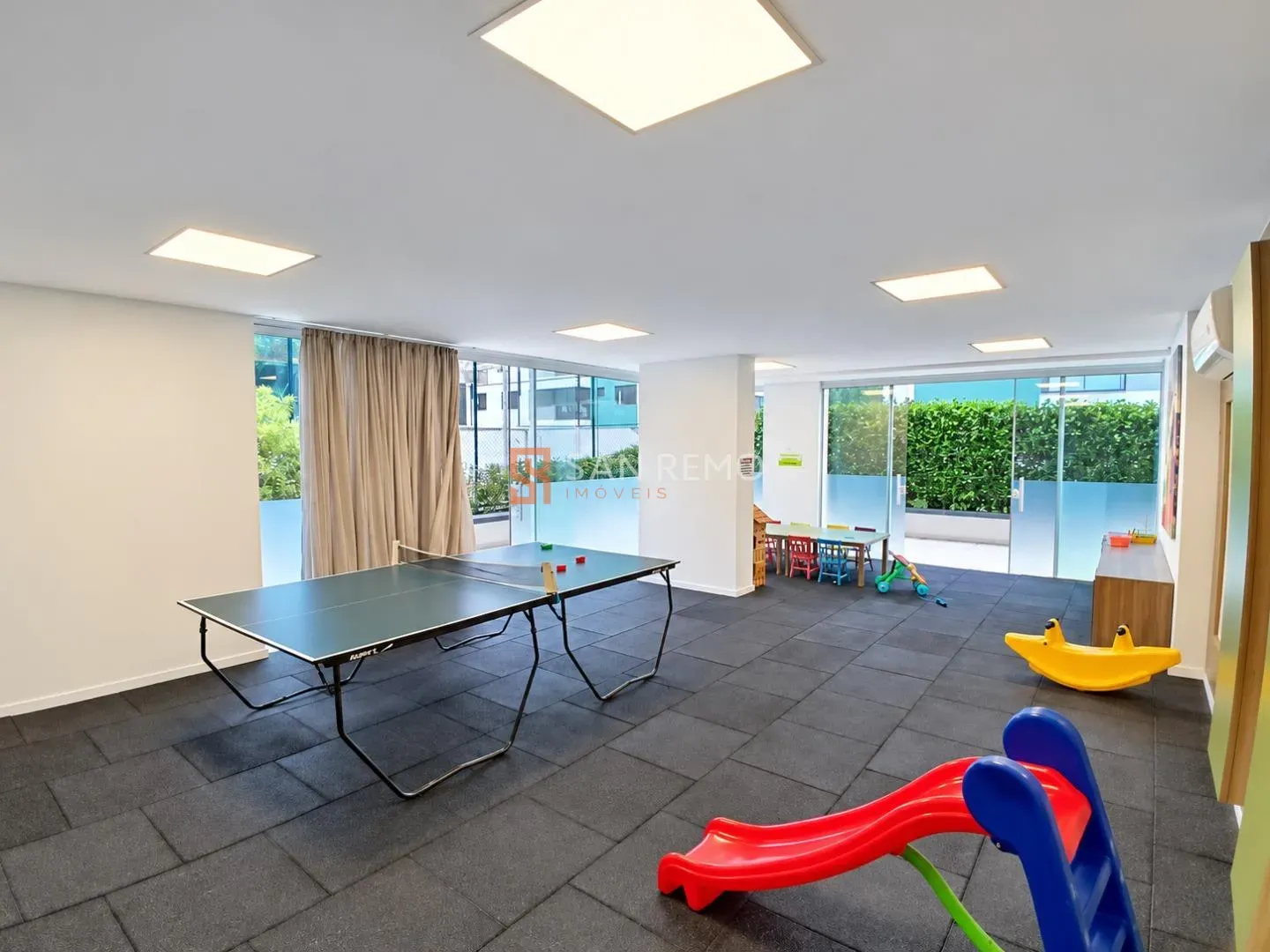 Glass-enclosed balcony in a 3-bedroom apartment, 120 m² — photo 26