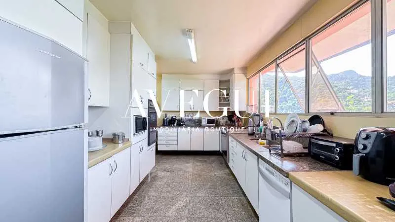 Furnished house, 800 m², with floor-to-ceiling windows — photo 5