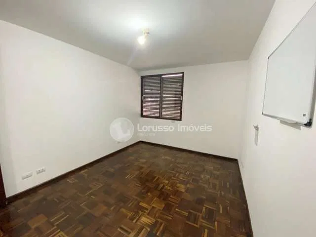 190 m² house with a bathtub and a home office
