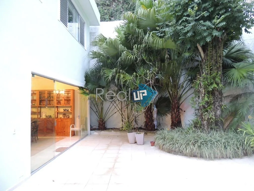 House with 3 bedrooms and 600 m² plus private BBQ terrace — photo 24