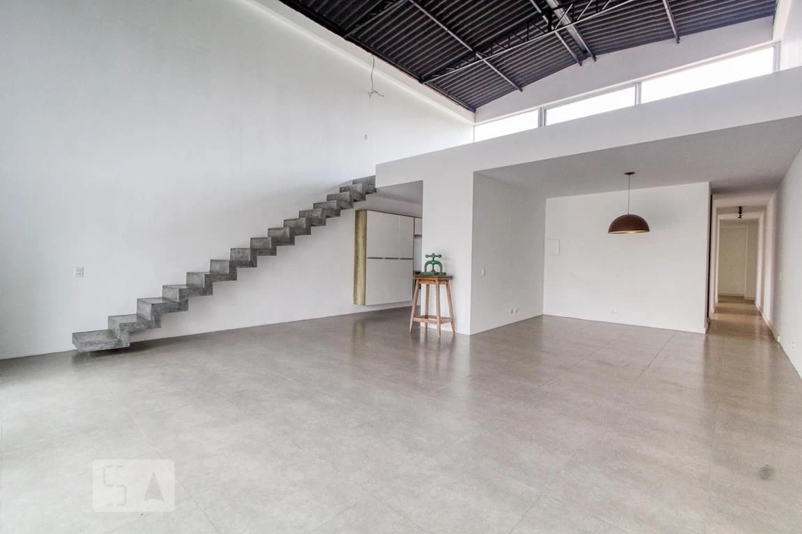 House with 3 bedrooms and 4 bathrooms with a closed kitchen