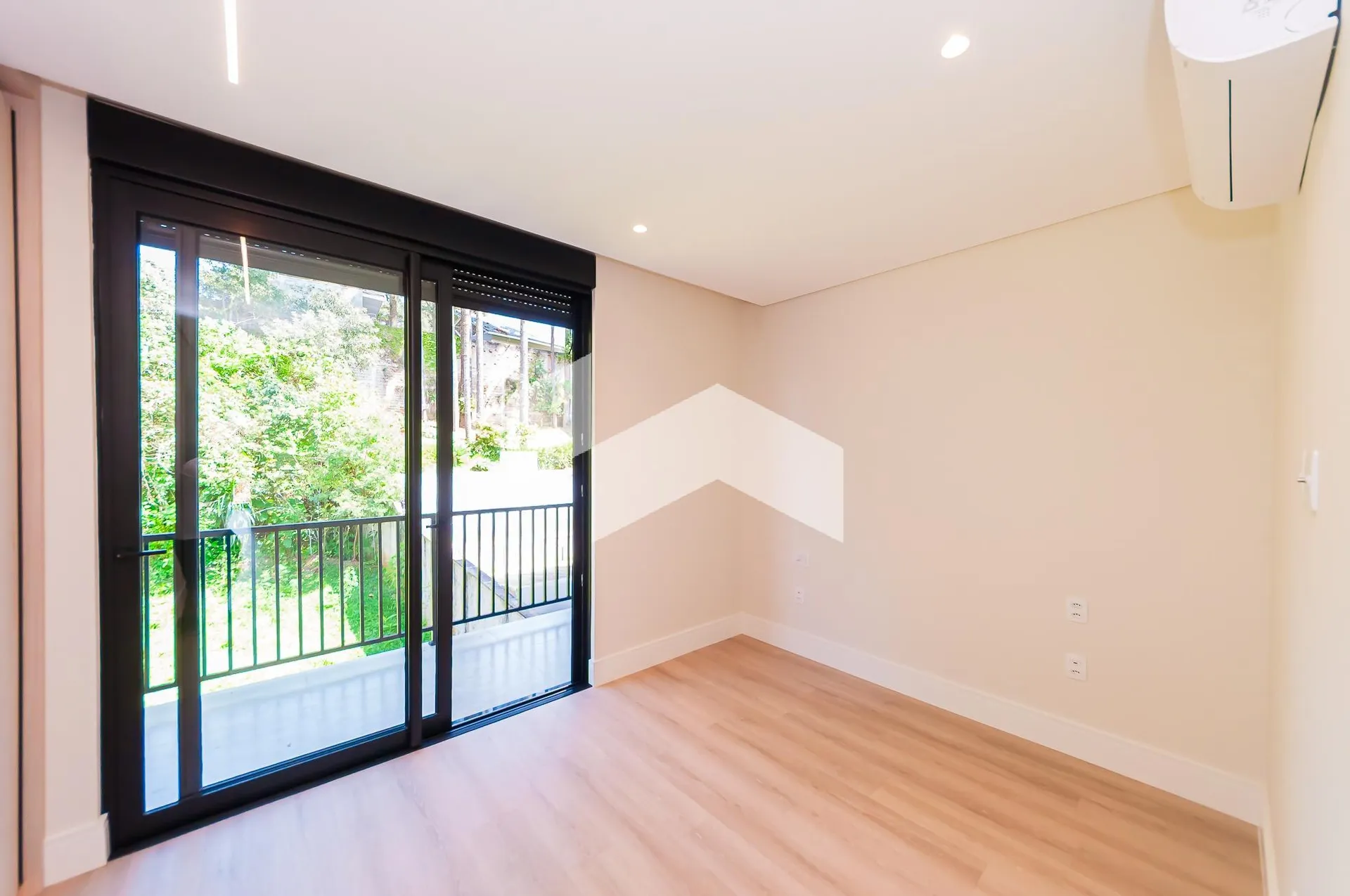 3-bedroom house with a bathtub — photo 11