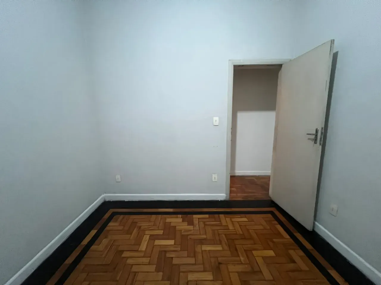 Apartment on the 2nd floor with wood or laminate floors — photo 12