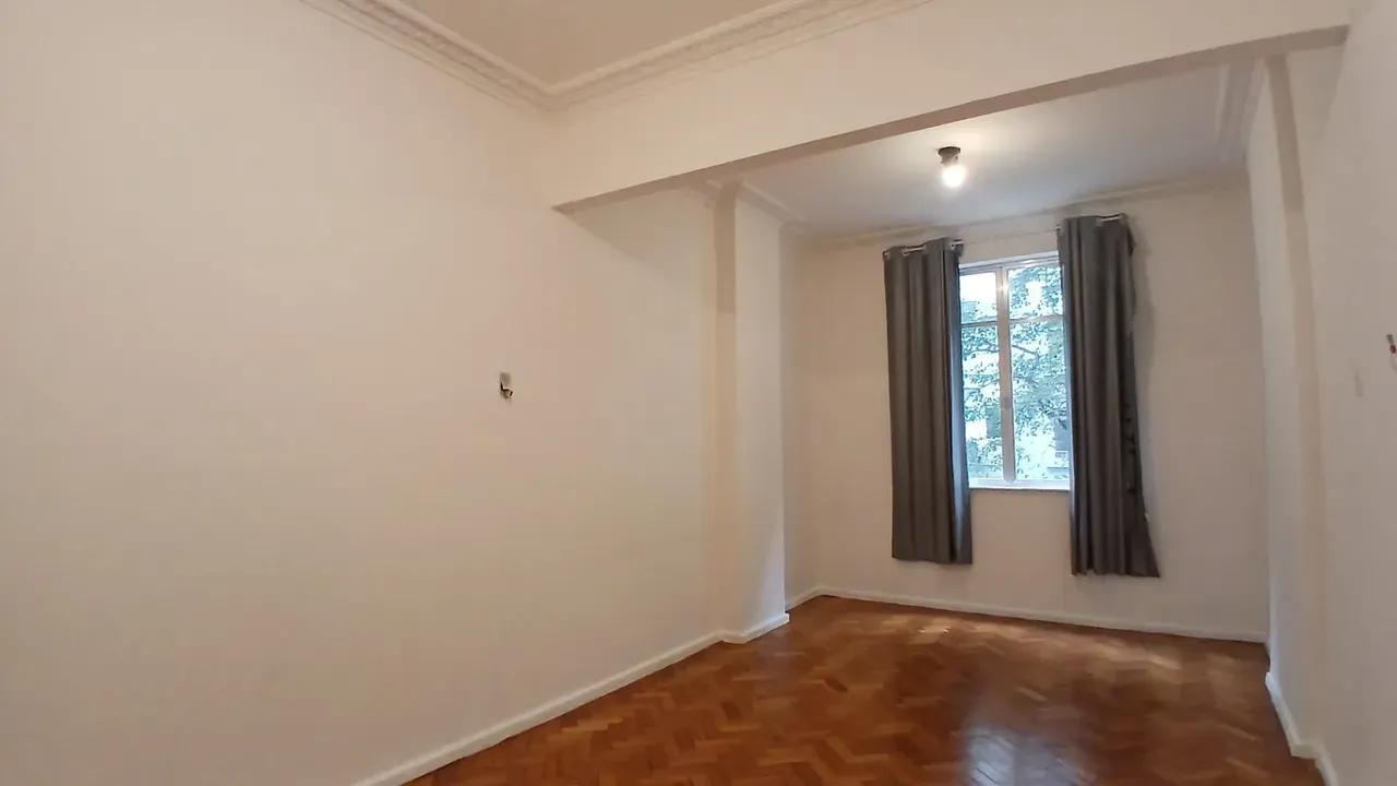 Studio on the 1st floor with wood or laminate floors — photo 2