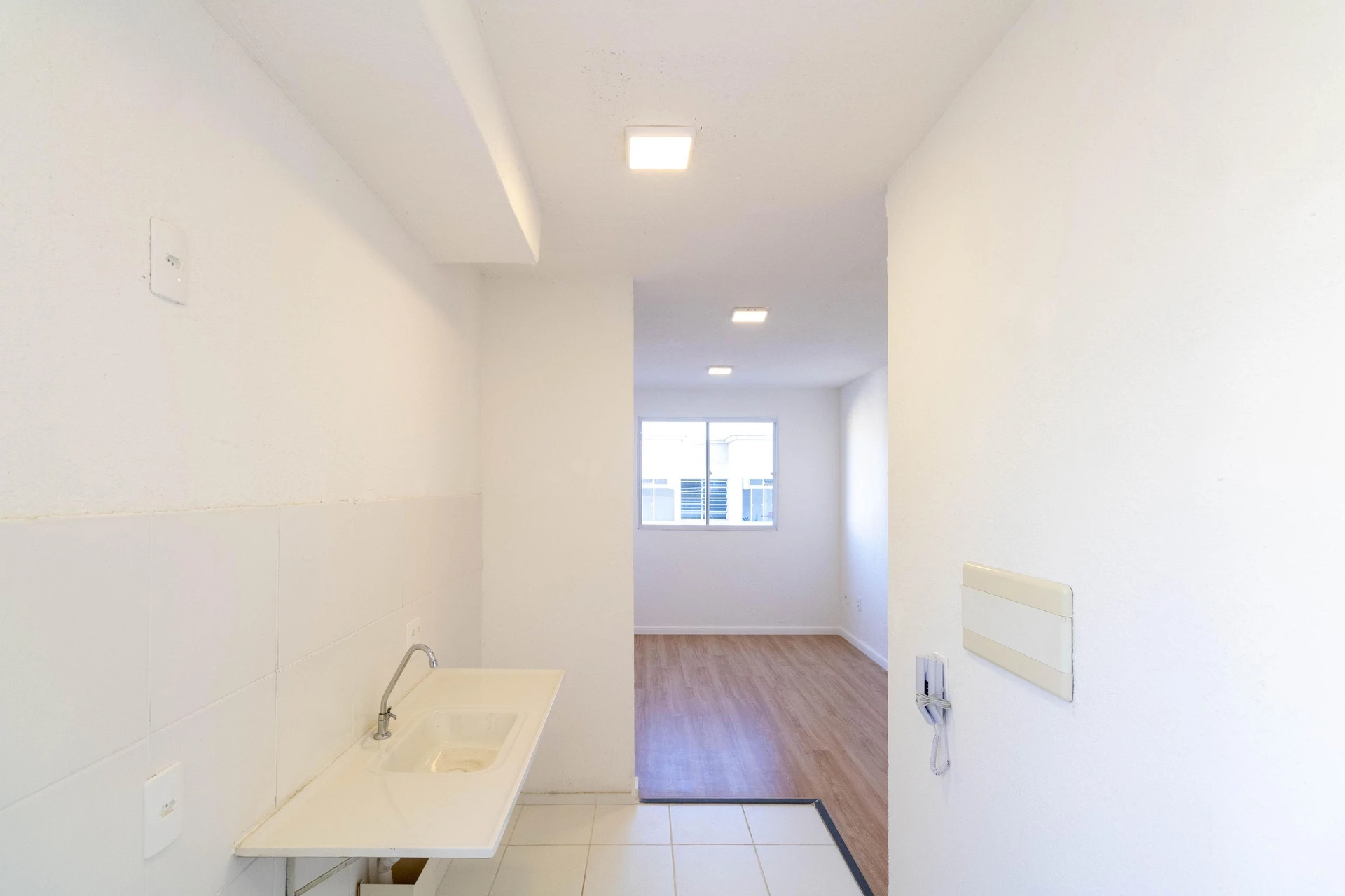 Apartamento sem mobília com 2 quartos e box de vidro