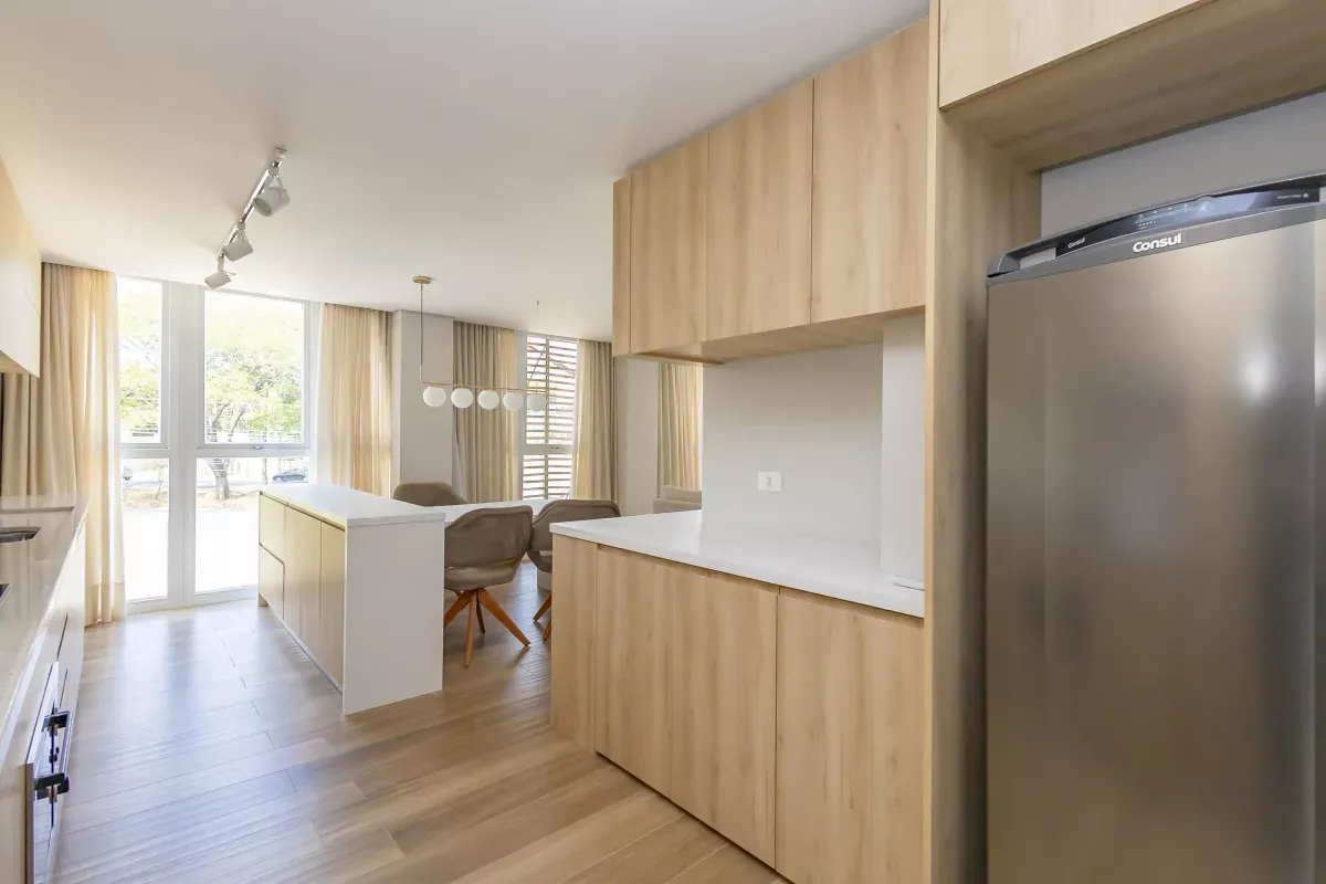 One-bedroom apartment with floor-to-ceiling windows — photo 4