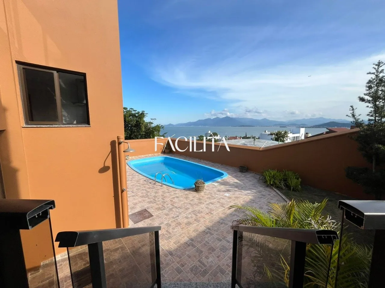 Furnished 456 m² house with 3 en-suite bedrooms and pool — photo 49