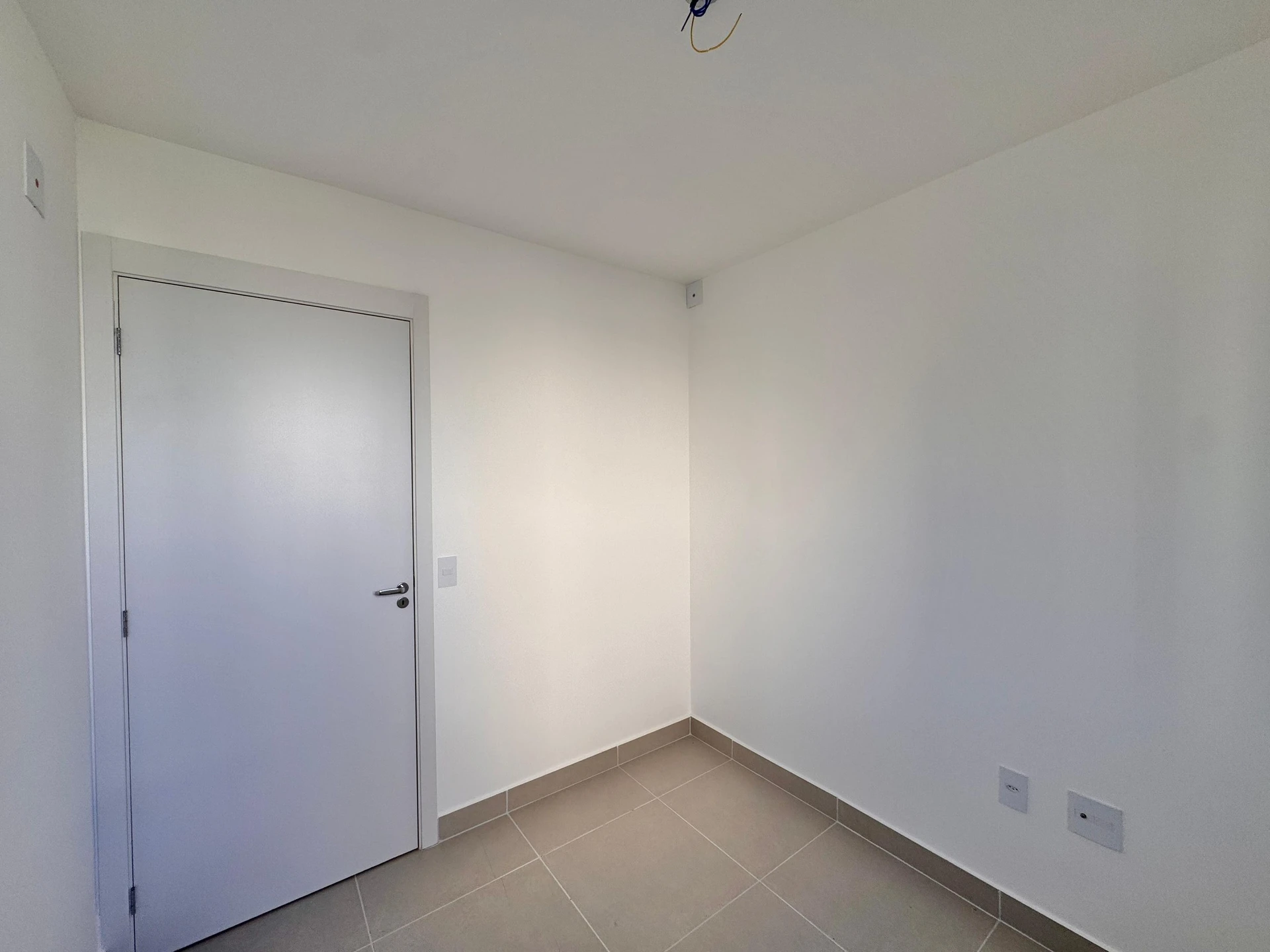 Unfurnished 2-bedroom apartment with parking and balcony — photo 18