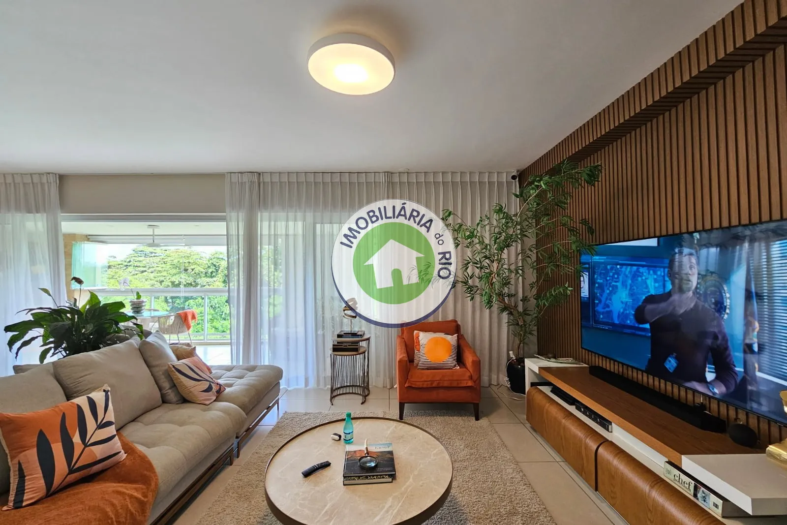 Apartamento mobiliado com 4 quartos e 5 banheiros