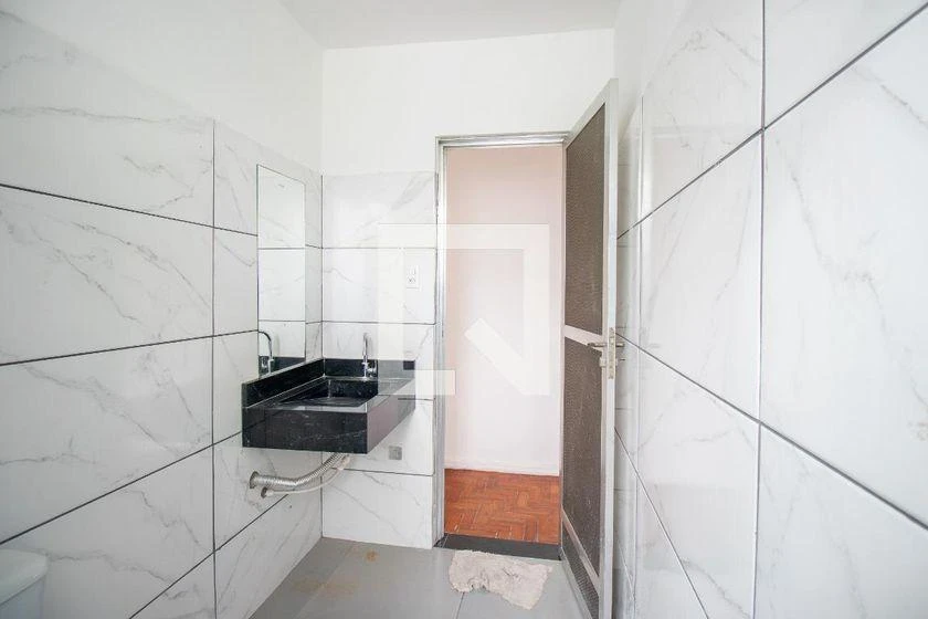 Wood or laminate floors in a 3-bedroom apartment, 80 m² — photo 2