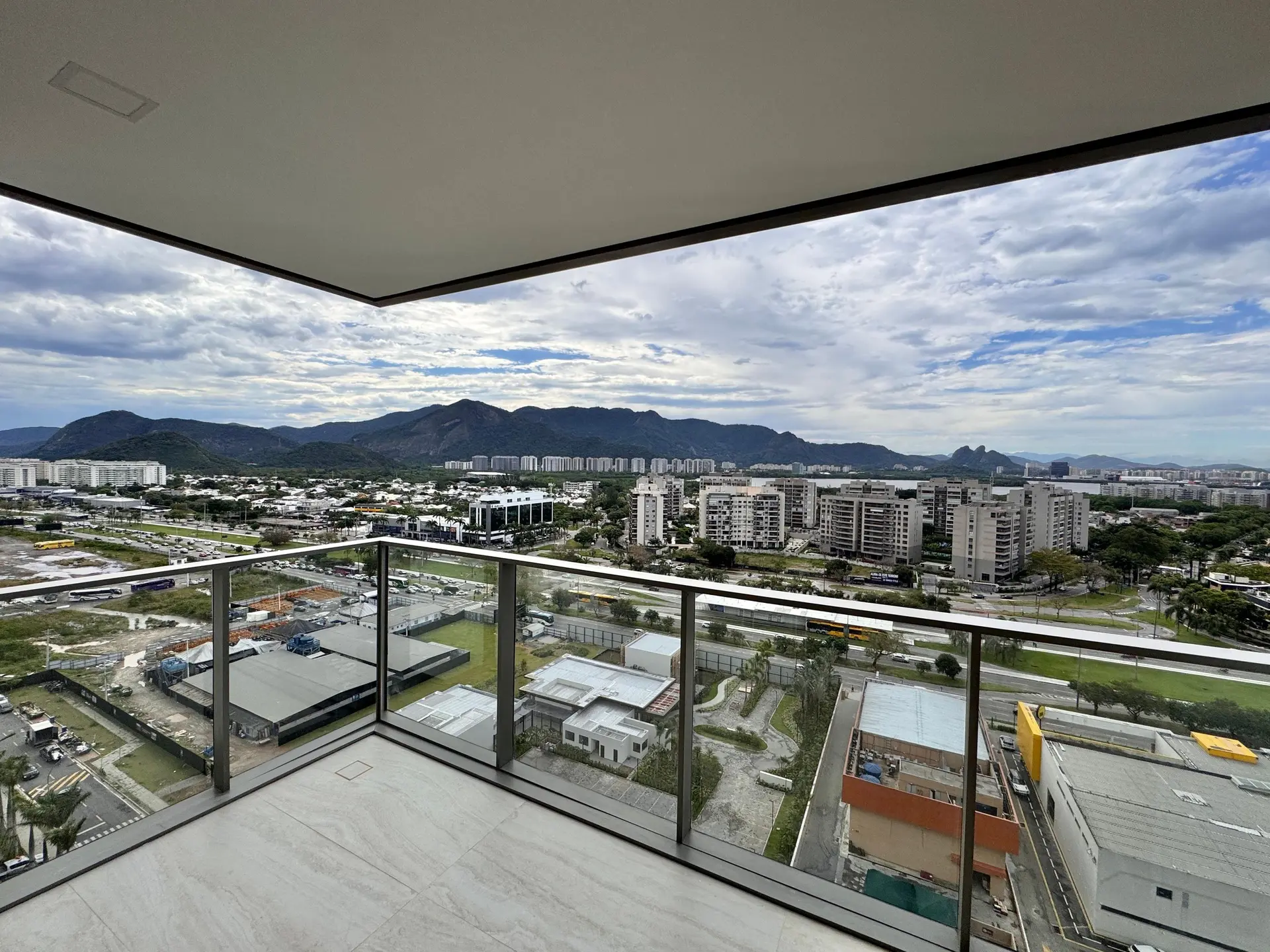 Furnished apartment with 3 en-suite bedrooms and balcony — photo 34
