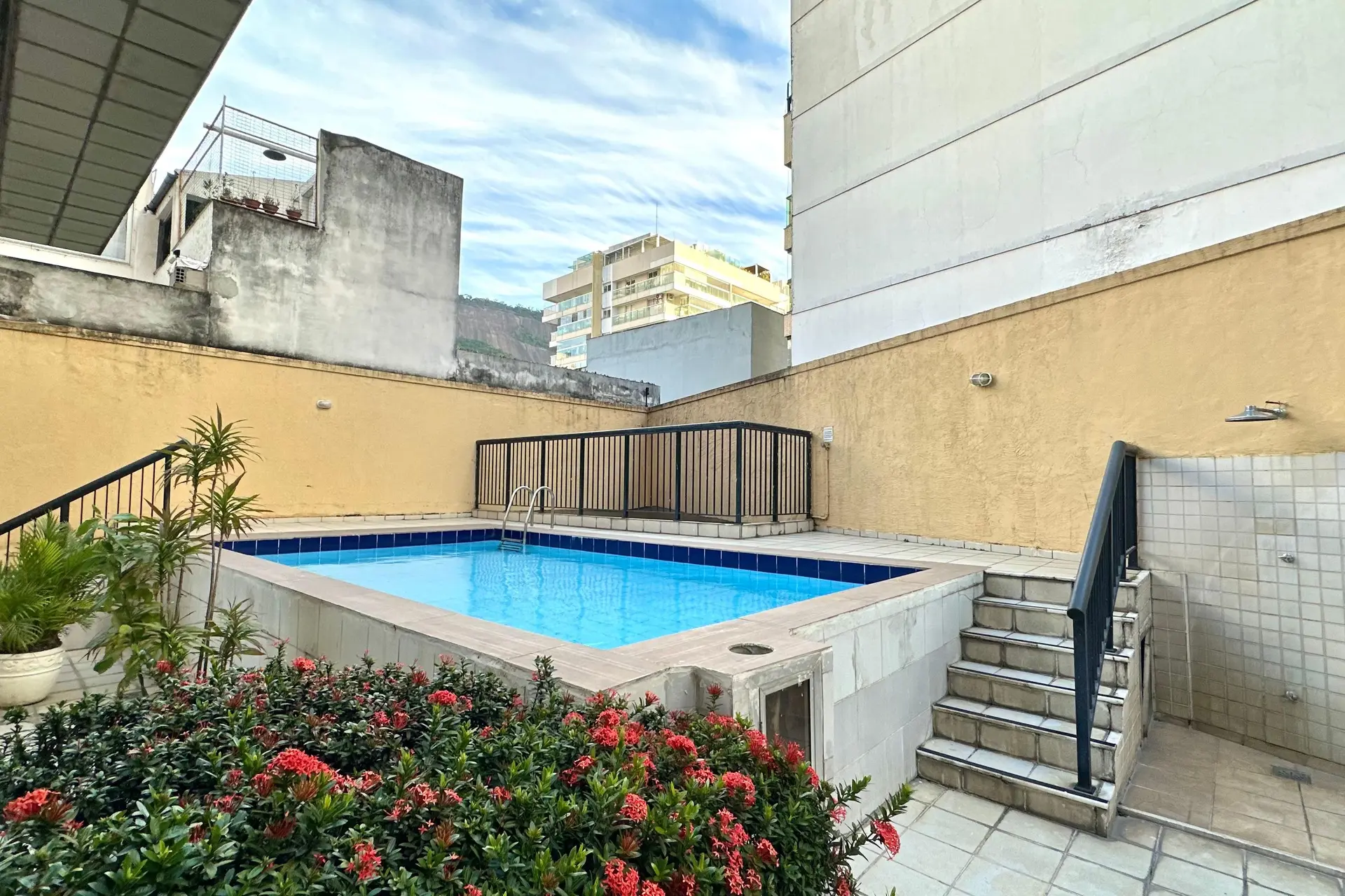 Furnished 1-bedroom apartment with a glazed balcony — photo 17