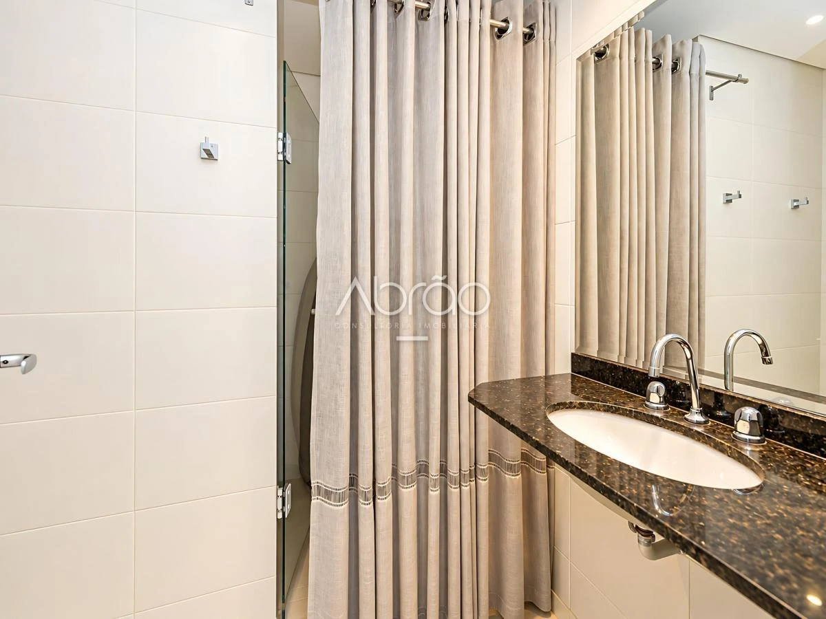 Furnished apartment, 192 m², with a glass-enclosed balcony — photo 26