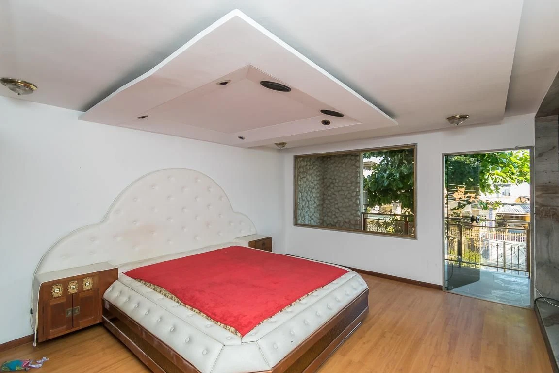 Unfurnished house with 4 bedrooms and a balcony