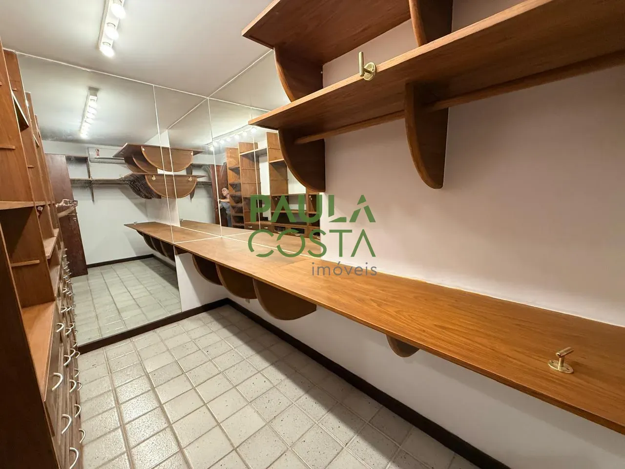 Furnished house with 5 bedrooms and 756 m² plus 4 parking — photo 27