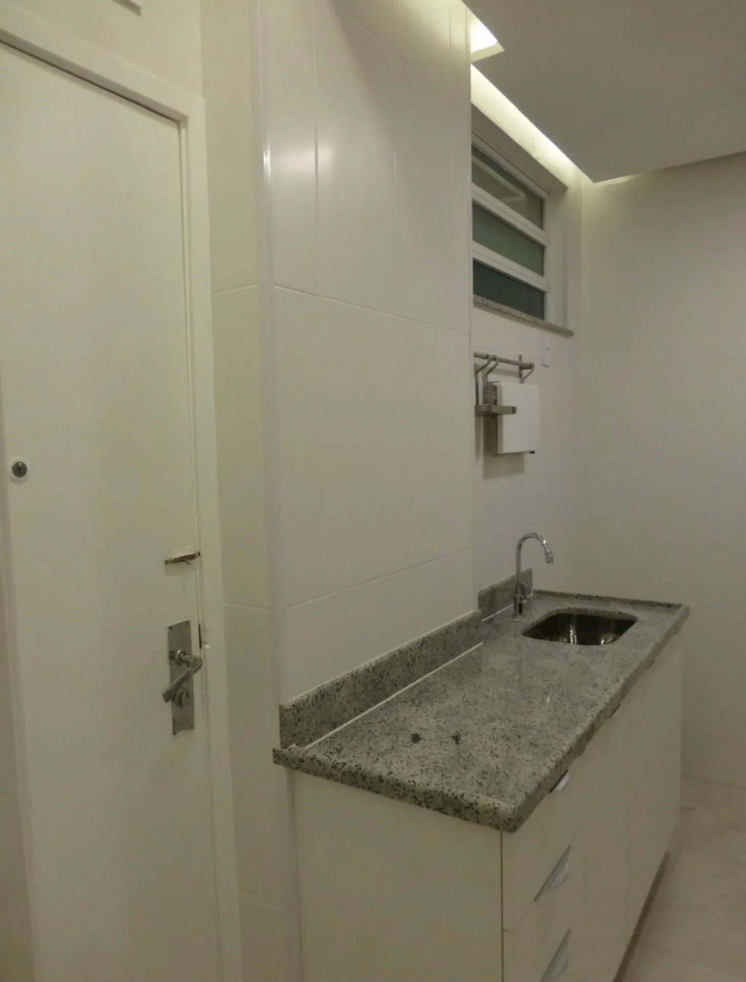 Wood or laminate floors in a one-bedroom apartment, 45 m² — photo 23