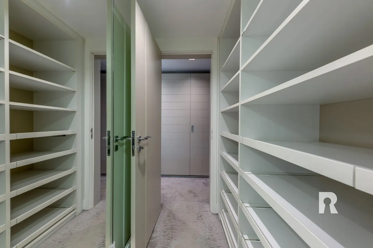 4-bedroom apartment with 5 bathrooms and enclosed balcony — photo 11