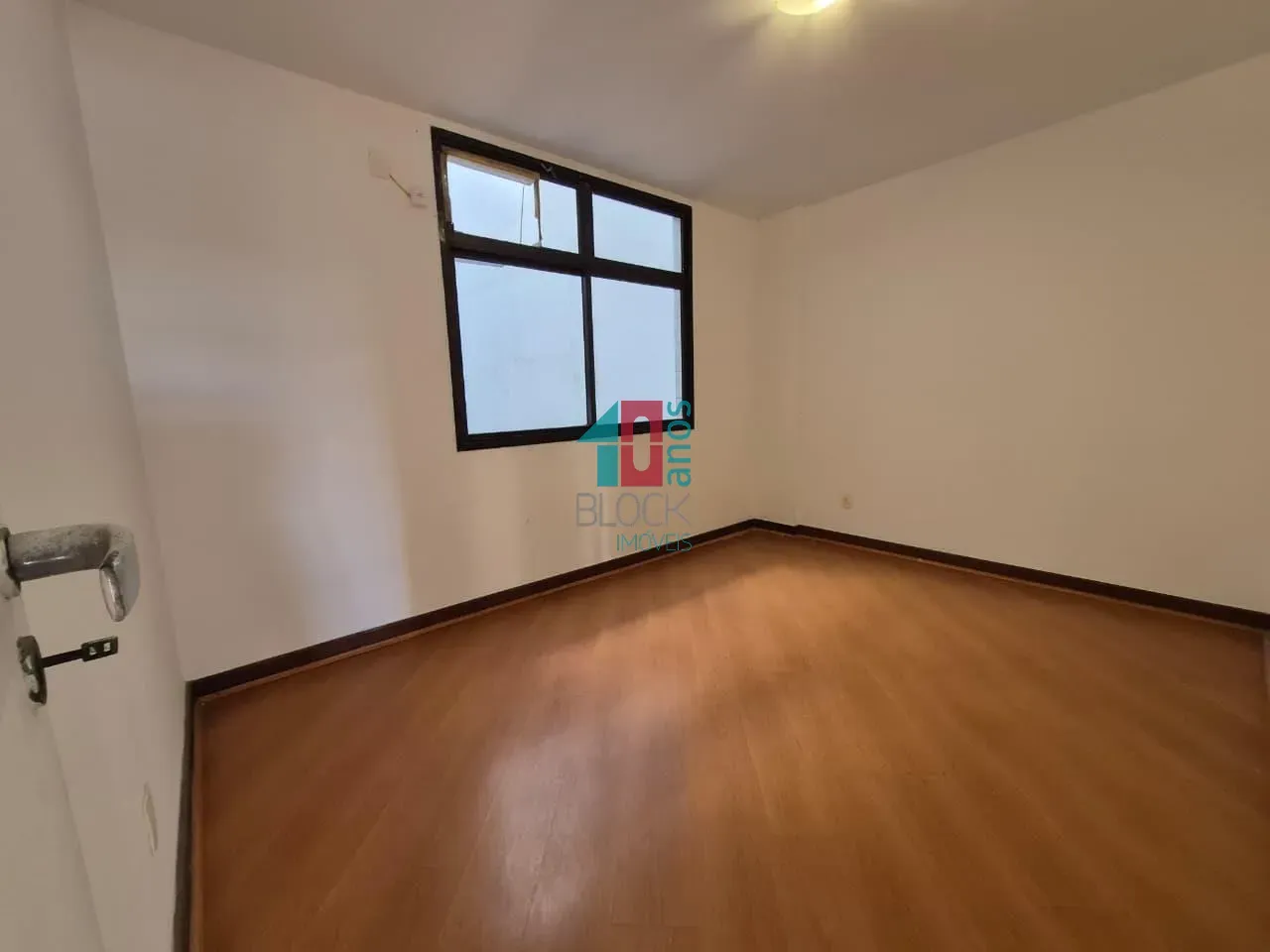 Wood or laminate floors in a 2-bedroom apartment, 83 m² — photo 3