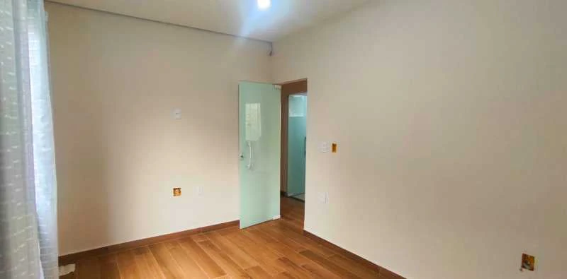 House with 3 bedrooms and a glass shower enclosure — photo 17