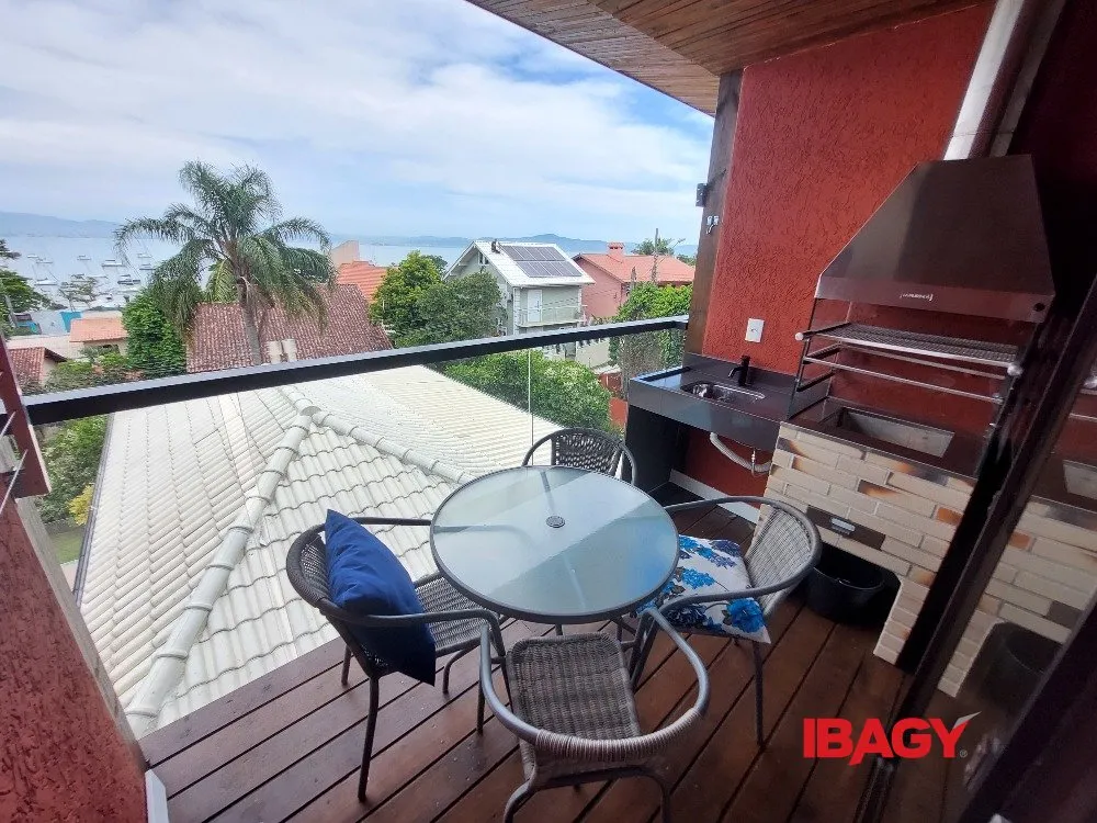 17 m² apartment with a grill on the balcony and a water view — photo 3
