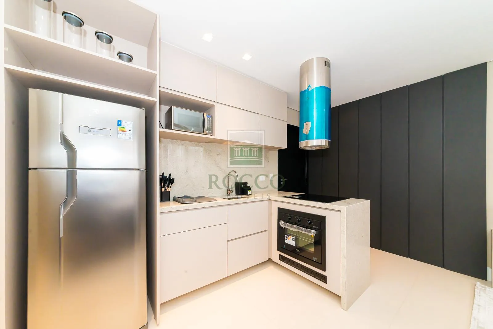 Furnished 1-bedroom apartment with an open kitchen — photo 12