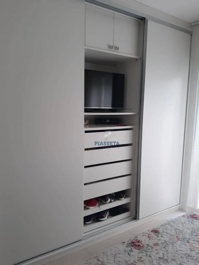 3-bedroom apartment in a building with a pool — photo 39