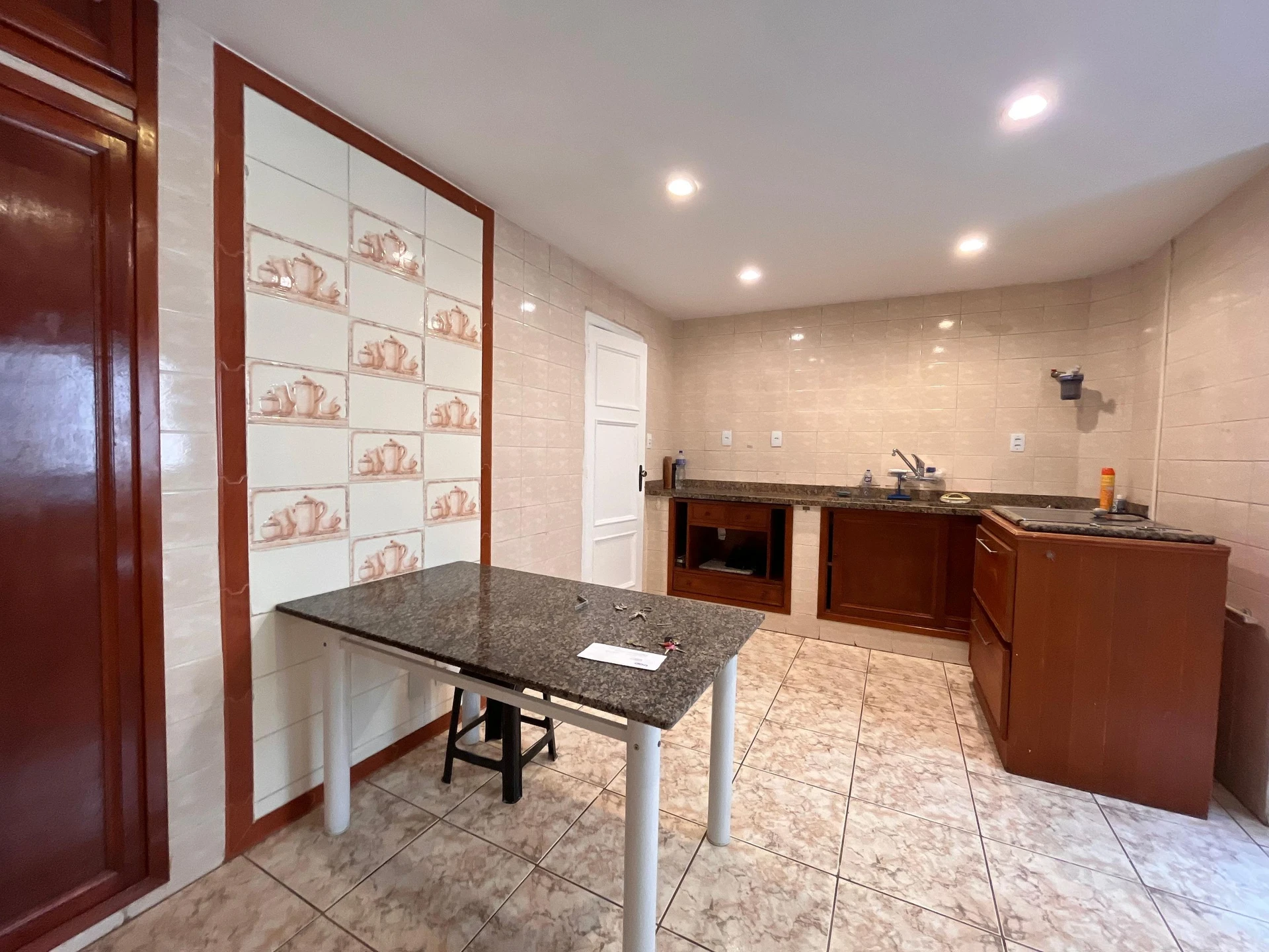 3-bedroom apartment with separate kitchen and electric stove — photo 6