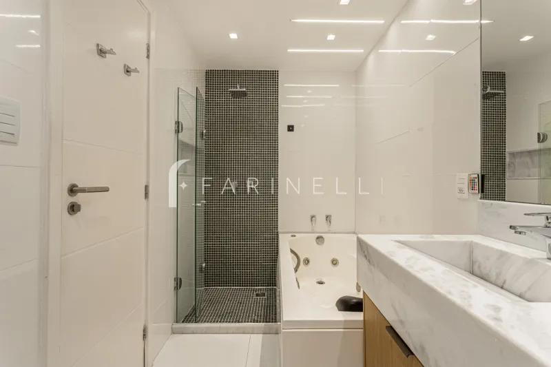 Glass-enclosed balcony in a 3-bedroom apartment, 136 m² — photo 10