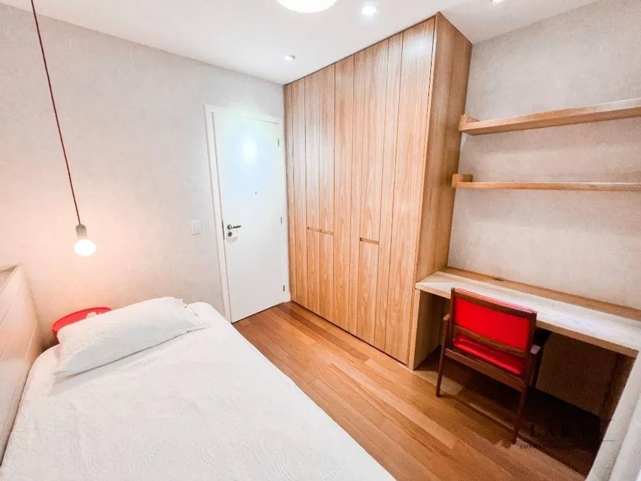 Furnished 2-bedroom apartment with open-plan kitchen — photo 19
