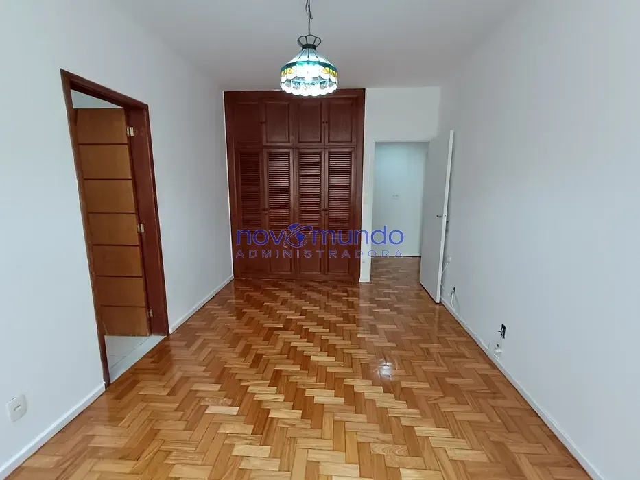 Wood or laminate floors in a 3-bedroom apartment, 198 m² — photo 7
