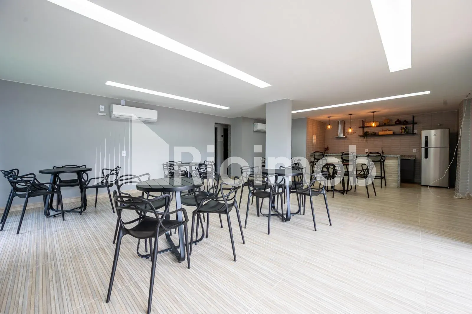 2-bedroom apartment with 1 suite and a balcony — photo 24