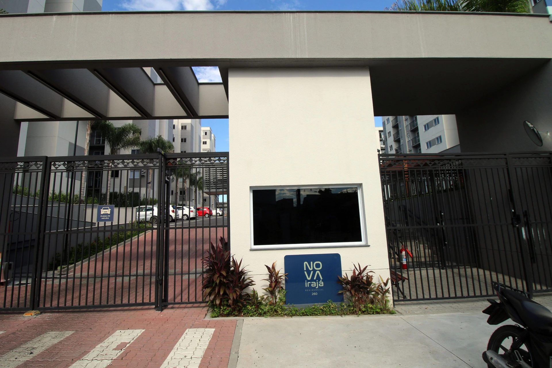 2-bedroom apartment in a building with a gym — photo 9