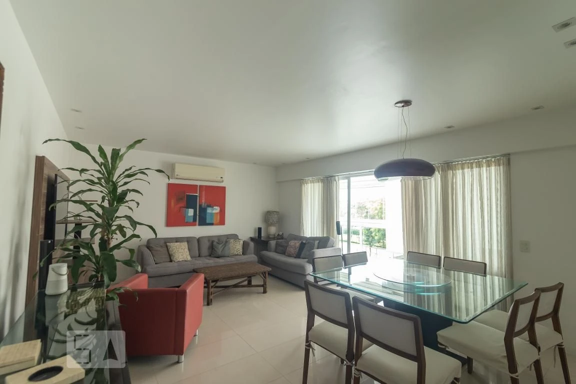 Walk-in closet in a 4-bedroom apartment, 156 m²