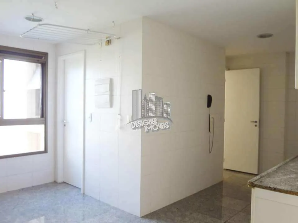 Balcony with a grill in a 3-bedroom apartment, 129 m² — photo 23