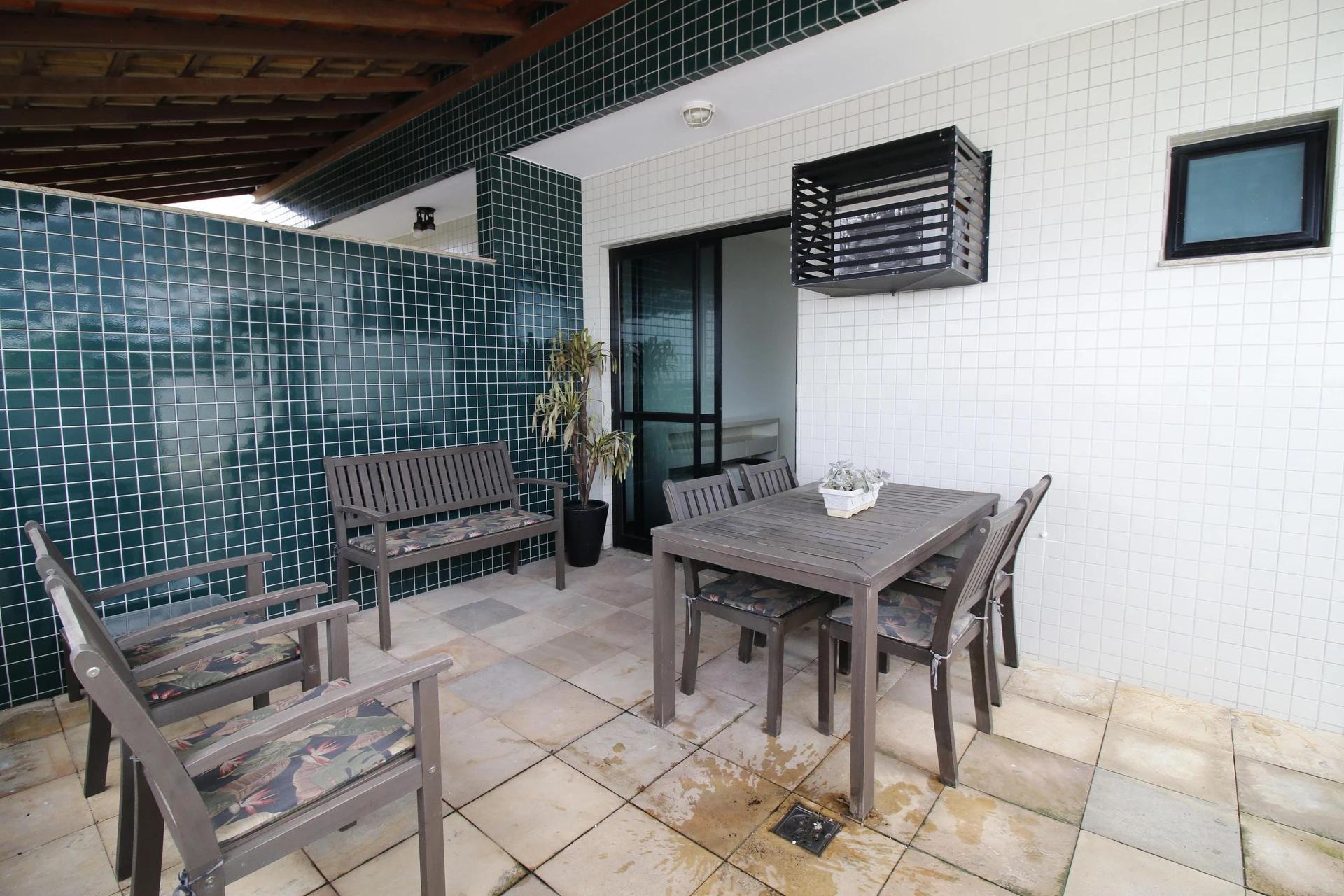 Balcony with a grill in a 4-bedroom apartment, 172 m² — photo 51