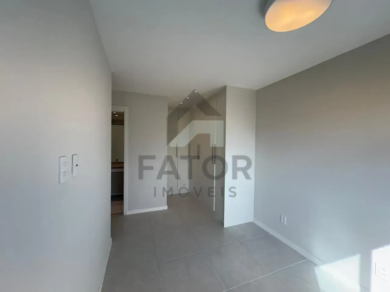 Apartamento com 3 quartos e varanda fechada de vidro — photo 13