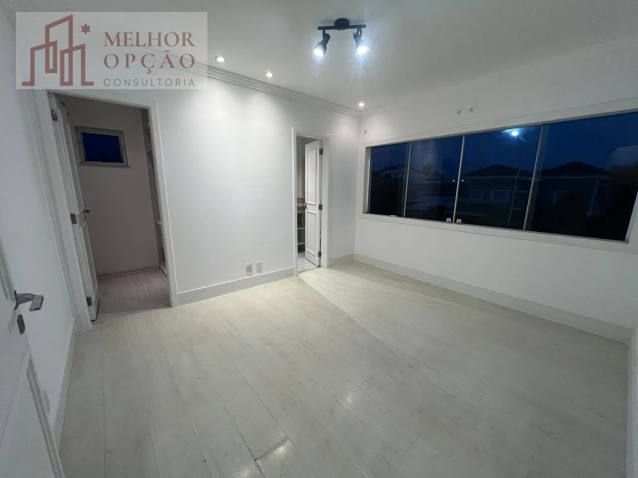 Будинок 650 м² з гардеробною та балконом із грилем — photo 2